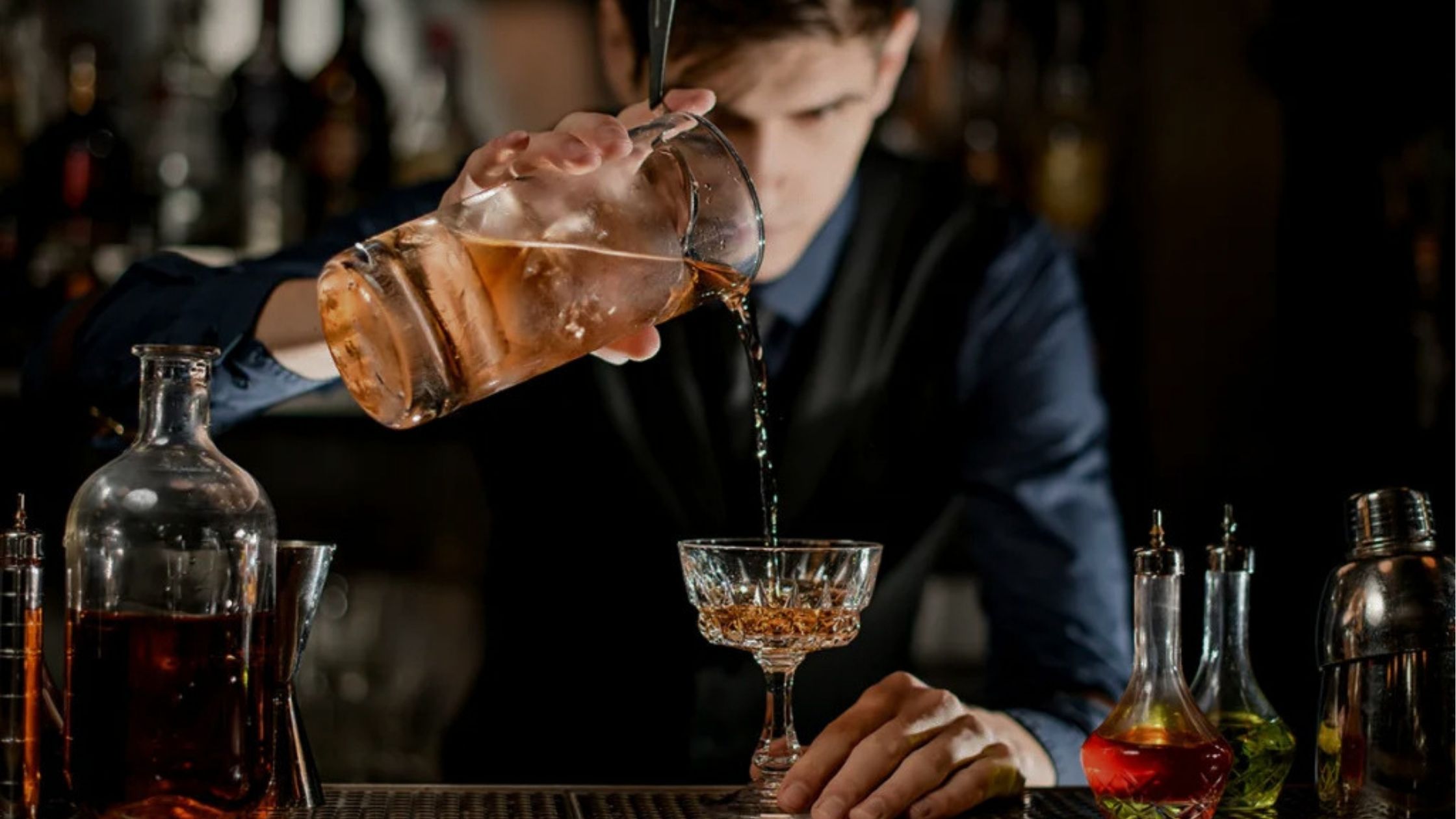 Mixologist Adalah Profesi Unik yang Wajib Kamu Tahu